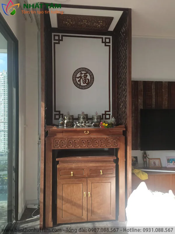 Bàn thờ đứng kèm tủ thờ đặt ở góc phòng khách căn hộ chung cư, cạnh cửa kính