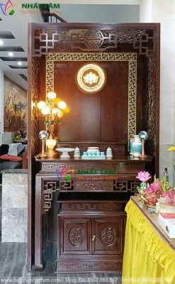 Lắp cửa cho phòng thờ