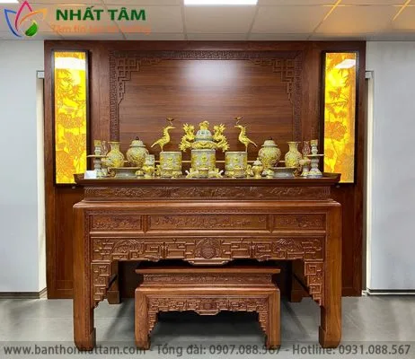 lắp cửa cho phòng thờ