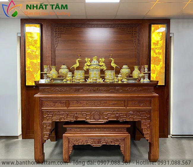 lắp cửa cho phòng thờ