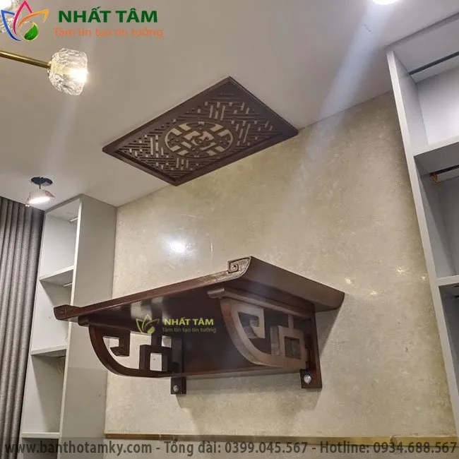 Bàn thờ treo tường gỗ nâu kèm tấm chống ám khói lắp trong căn hộ chung cư