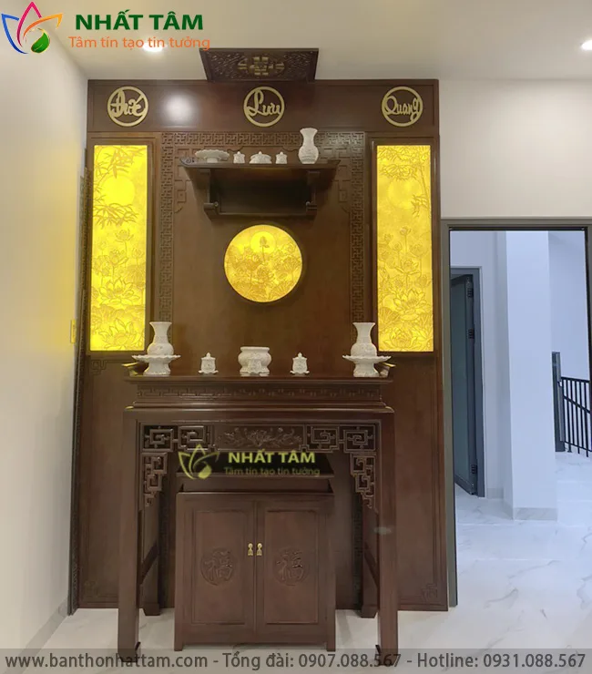 Bàn thờ gia tiên gỗ Gụ hiện đại.