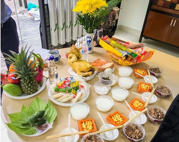 Mâm lễ xin dời bàn thờ khi sửa nhà gồm gà luộc, giò chả, xôi chè, trầu cau, hoa quả và vàng mã