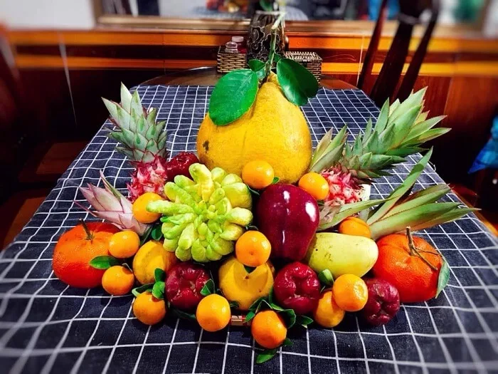 Mâm ngũ quả xếp tầng với bưởi, phật thủ, táo đỏ, quýt dùng cho bàn thờ gia tiên ngày cưới