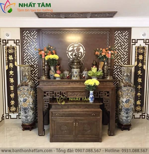 Bàn thờ gia tiên với đỉnh đồng, chân nến, lọ hoa và mâm ngũ quả đã lau dọn sạch sẽ